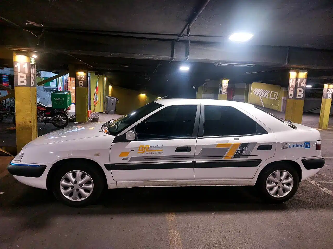 AIREX با طراحی و چاپ استیکرهای سفارشی، خودروهای تبلیغاتی شما را به یک بیلبورد متحرک تبدیل می‌کند. این خدمات با استفاده از متریال با کیفیت و نصب حرفه‌ای، جلوه‌ای متمایز به خودروها بخشیده و برند شما را در هر مکانی برجسته می‌کنند.